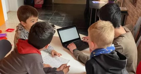 Alumnes de 2n de primària acompanyats per un alumne de 4t ESO-TQE fent treball col·laboratiu per digital·litzar els contes que prèviament havien escrit els més petits.