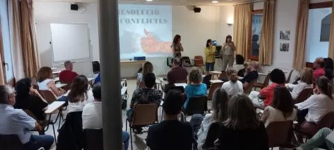 Famílies de Jesuïtes Lleida a la xerrada sobre resolució de conflictes organitzada per l'AMPA