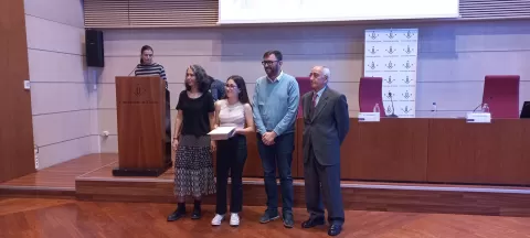 Irene Cirera rebent el 1r Premi del VIII certamen del Concurso de Relatos Cortos organitzat per la Facultat de Filologia Clàssica, Francesa i Hispànica de la UdL