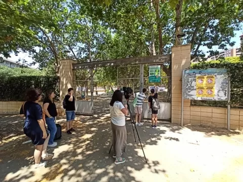 Penjada de cartells CONFINT de l'alumnat de Jesuïtes Bellvitge al Parc de l'Alhambra