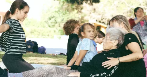 Nenes de la PIN 4 que es preparen per la primera comunió compartint activitats amb les persones de gran edat del Centre Geriàtric Lleida 