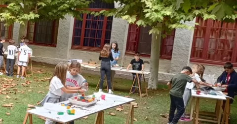 Alumnes de 5è de primària NEI en un dels claustres de l'escola preparant els experiments sobre quatre desastres naturals en el marc del projecte "Salvemos la Tierra"