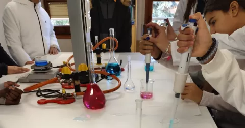 Alumnes de 1r ESO fent experiments al laboratori del Claver