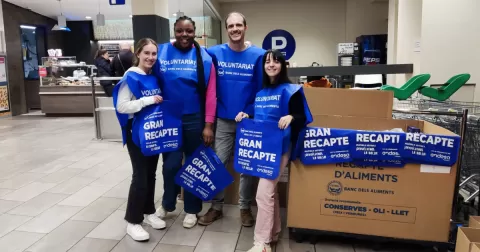 Alumnes de 3r ESO-TQE del Claver acompanyats d'un educador de l'escola, al supermercat Bonpreu de Lleida participant de l'acció de voluntariat del Gran Recapte d'Aliments 2023