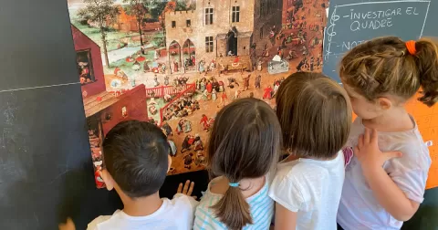 Alumnes de MOPI I4 observant el quadre de "Joc de nens" de Pieter Brueghel