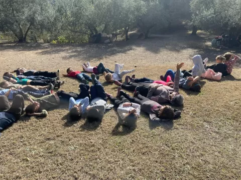 Alumnes de 1r de primària en una sessió de bosc del projecte Claver Ntura al bosc de l'escola