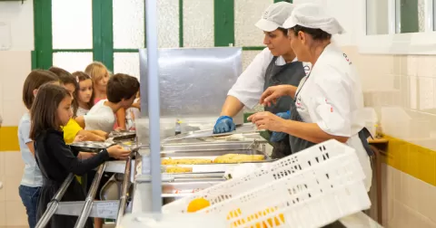 Alumnes de Jesuïtes Lleida a la línia del menjador escolar