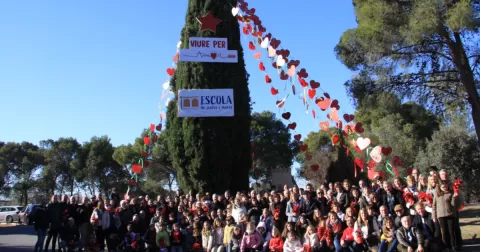 Foto en família de l'arbre de l'Escola de Pares i Mares del Claver a l'entrada de l'escola