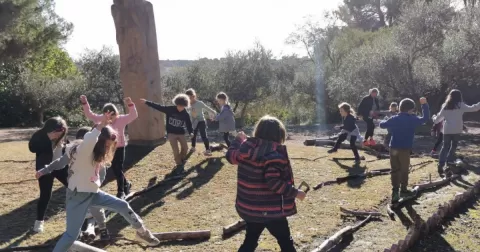 Alumnes de 1r de primària en una sessió de bosc del projecte Claver Ntura al bosc de l'escola