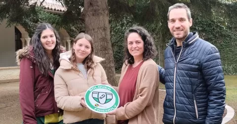 Pau Llover,a dirictor d'infantil i primària de Jesuïtes Lleida, juntament amb mestres de P3, reben de la ma de la representant de Llavors de Vincle el distintiu #BolquerFriendly