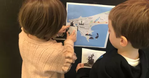 Alumnes d'I3 explorant un mapa en el marc del projecte "Maletes Perdudes"