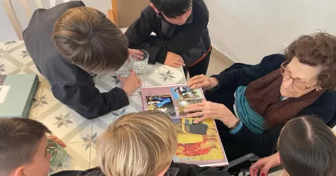 Alumne jugant amb una persona de la gran edat del Centre Geriàtric Lleida I Feel