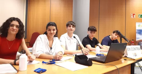 Alumnes de 1r de Batxillerat de Jesuïtes Lleida Col·legi Claver en un dels debats de la fase final de la Lliga de Debat de Secundària de la Xarxa Vives