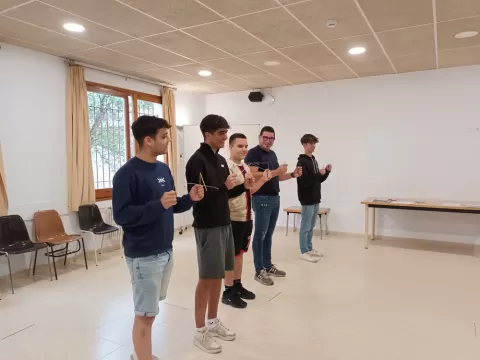 Alumnes de 1r de Batxillerat de l'àmbit tecnològic de Jesuïtes Lleida testant les ones electromagnètiques de l'entorn en la primera sessió del taller del programa del COAC "Arquitectura a les Aules" amb l'arquitecte Jordi Bosch