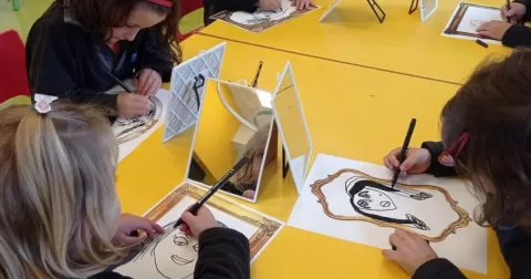Alumnes de MOPI 4 dibuixant el seu autoretrat