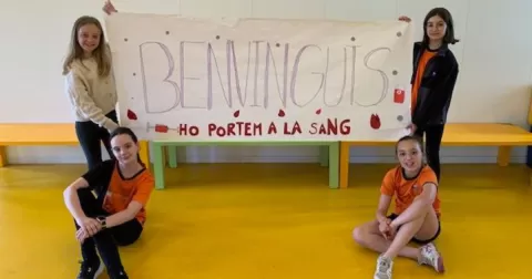 Alumnes de 5è de primària amb la pancarta de denvinguda a la campanya de donació de sang del curs 2023-24.