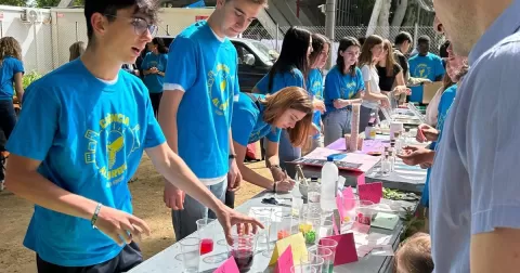 Alumnes de 4t ESO-TQE i 1r BAT a la parada de Jesuïtes Lleida Col·legi Claver de la fira Ciència al Carrer, als Camps Elisis de Lleida