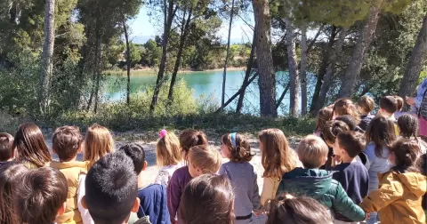 Alumnes de MOPI I4 treballant el projecte sobre l'aigua per aprendre d'on ve i com estalviar-la. 