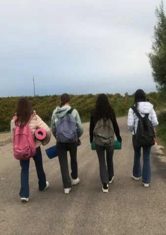 Alumnes de TQE caminant cap a la Ganja Escola Castell de la Saira per gaudir de les jornades d'interioritat