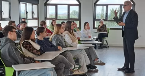 Taller-debat a 2n Batxillerat amb l'alcalde de Lleida Fèlix Larrosa a Jesuïtes Lleida Col·legi Claver
