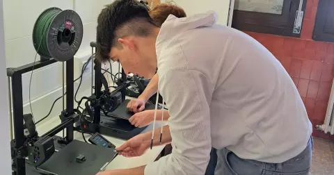 Alumnes de batxillerat treballant a l'aula de robòtica