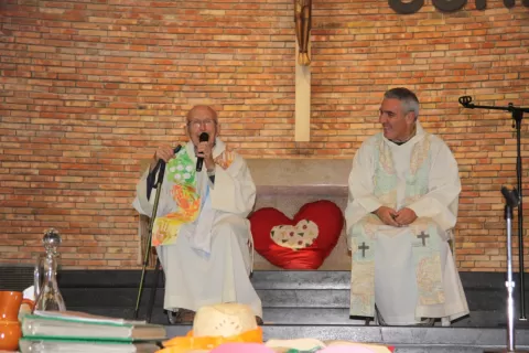 Ignasi Salat sj en la celebració de comiat de l'Escola de Pares i Mares del Claver al desembre de 2023, juntament amb Alexi Bueno sj, juntament 
