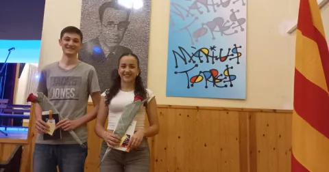 Cesc Closa i Eva Güemes, guanyadors del concurs de Poesia de Sant Jordi 2025 de l'Institut Màrius Torres. 