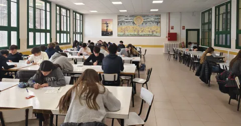 Alumnes de Jesuïtes Lleida Col·legi Claver fent les Proves Cangur 2025