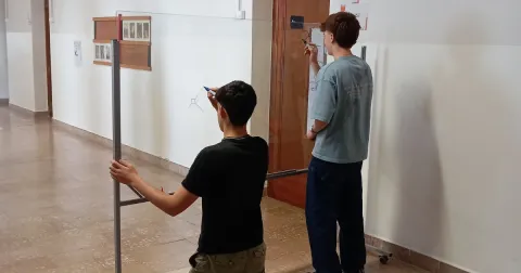 Alumnes de la matèria de dibuix tècnic de 1r BAT de Jesuïtes Lleida Col·legi Claver realitzant activitats del programa "Arquitectura a les aules" del Col·legi d'Arquitectes de Catalunya