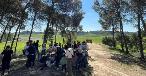 Famílies participant del Taller Natura al bosc del Claver amb els seus fills i filles de fins 3 anys