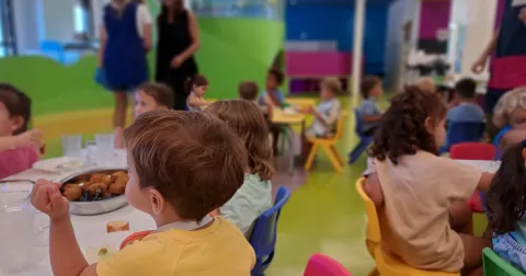 Menjador MOPI: Alumnes de I3 a l'hora de dinar a l'aula