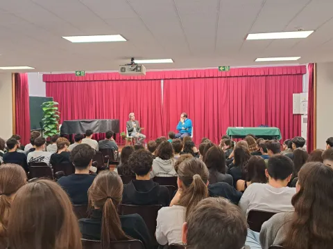 Xerrada sobre el poder de la paraula i la consciència crítica a 2n de Batxillerat