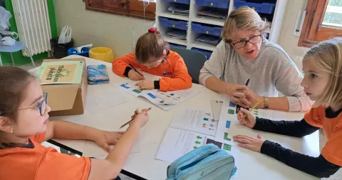 Anastasi, l'auxiliar de conversa de Jesuïtes Lleida, en una activitat amb alumnes de la PIN