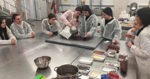 Alumnes de 2n de batxillerat als tallers de química dels aliments a ETSEA de la UdL