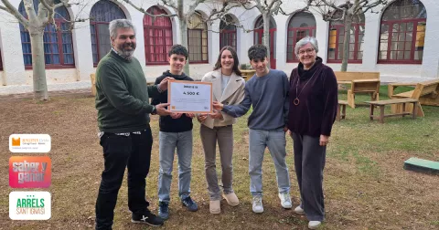 Entrega a Arrels del premi aconseguit a Saber y Ganar per tres alumnes de 4t ESO-TQE a Jesuïtes Lleida
