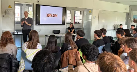 Joan Ros, dissenyador de moda i exalumne del Col·legi Claver, en les xerrades professionals als alumnes de 3r ESO-TQE