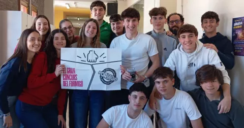 Alumnes de 1r BAT fent formigó per a "El Gran Concurs del Formigó"