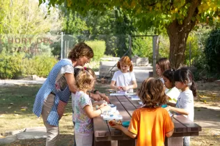 Alumnes de l'escola Jesuites Lleida fent activitats del claver natura