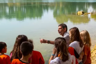 Alumnes de l'escola Jesuites Lleida fent activitats del claver natura