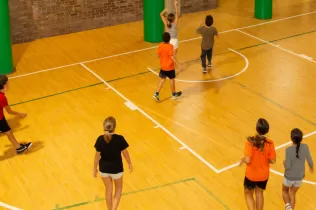 Pavello de l'escola Jesuites Gracia amb alumnes jugant a basquet