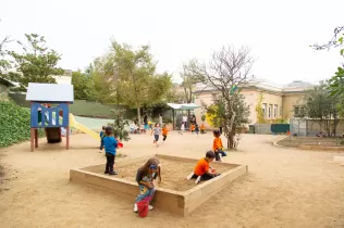 Pati de l'escola Jesuites Gracia amb alumnes d'infantil