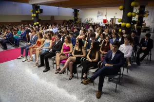 Auditori de l'escola Jesuites Gracia amb els alumnes a la graduacio