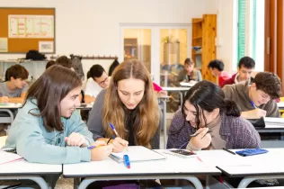 Alumnes de Batxillerat de l'escola Jesuites Sant Gervasi a l'aula 