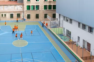 Alumnes al pati a l'escola Jesuites Sant Gervasi