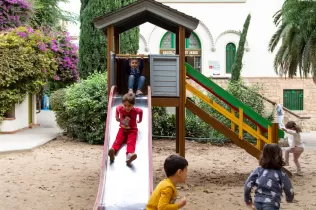 Alumnes d'infantil al pati de la sorra de l'escola Jesuites Sant Gervasi 