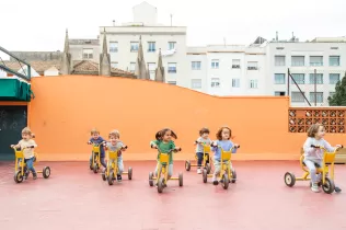 Alumnes d'infantil al pati de les bicis de l'escola Jesuites Sant Gervasi