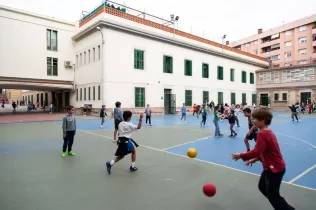 Alumnes de l'escola Jesuites Sant Gervasi al pati