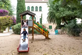 Alumnes de l'escola Jesuites Sant Gervasi al pati infantil