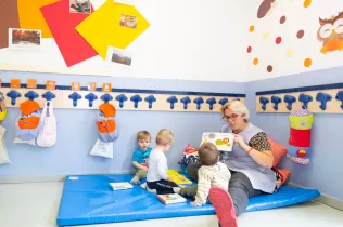 Alumnes de la llar d'infants amb la docent de l'escola Jesuites Sant Gervasi