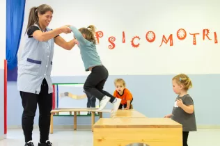 Alumnes i docent de la llar d'infants de l'escola Jesuites Sant Gervasi fent psicomotricitat a l'aula